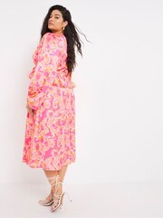 Simply Be Maxikleid mit Rüschen und Retro-Print, Pink - Bild 2 von 4