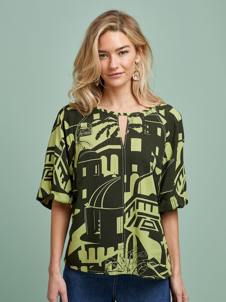 Grün mit geometrischem Print - Top mit 3/4-Ärmel und Schlitzausschnitt - Bild 1 von 5