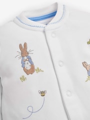 Conjunto de pijama bordado de algodón con estampado de Peter Rabbit y sombrero de JoJo Maman Bébé - Imagen 4 de 7