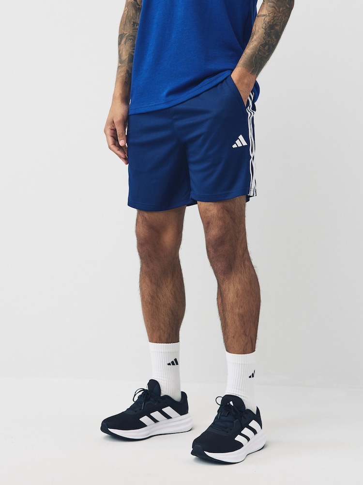أزرق - شورت رياضي بيكيه 3 خطوط Train Essentials من Adidas - صورة 1 من 5 أزرق - شورت رياضي بيكيه 3 خطوط Train Essentials من Adidas - صورة 1 من 5