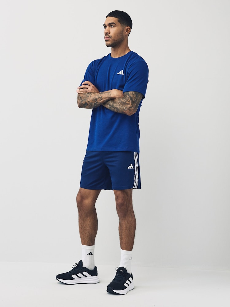 أزرق - شورت رياضي بيكيه 3 خطوط Train Essentials من Adidas - صورة 2 من 5 أزرق - شورت رياضي بيكيه 3 خطوط Train Essentials من Adidas - صورة 2 من 5