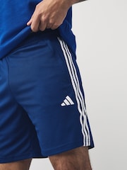 أزرق - شورت رياضي بيكيه 3 خطوط Train Essentials من Adidas - صورة 4 من 5
