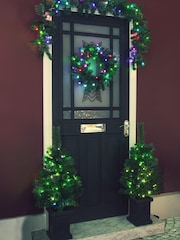 LG Outdoor Green Colour Changeable Christmas Door Set with Wreath, Garland & 2 Trees - Image 6 of 7