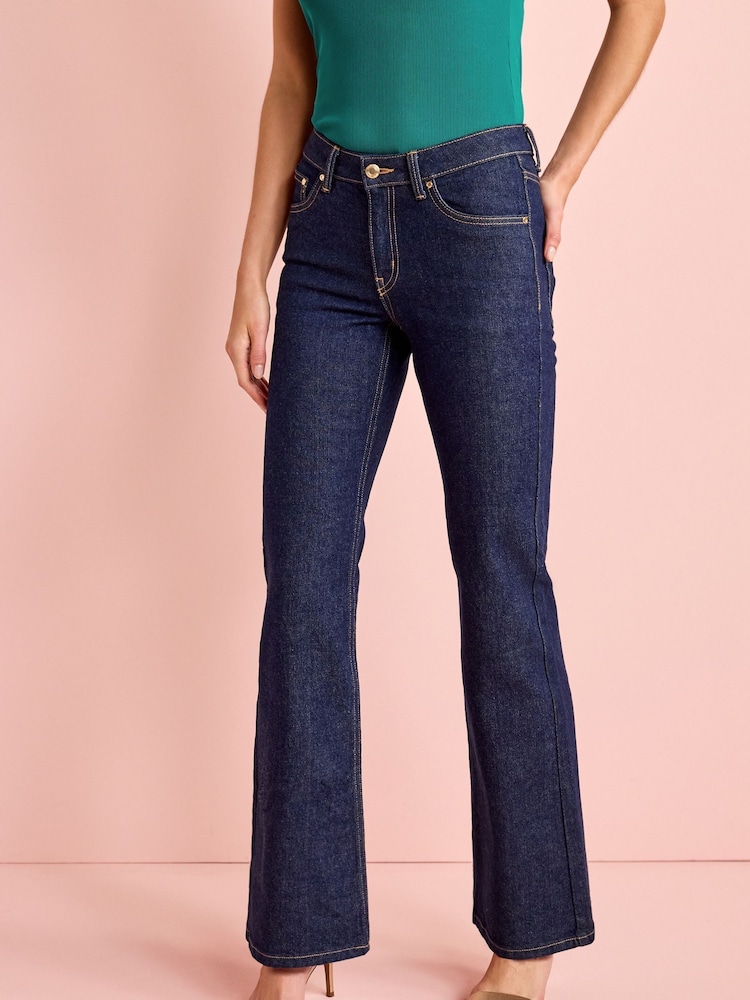 Denim mit Rinse-Waschung - Bootcut-Jeans in Relaxed Fit mit hohem Baumwollanteil und niedrigem Bund - Bild 2 von 5 Denim mit Rinse-Waschung - Bootcut-Jeans in Relaxed Fit mit hohem Baumwollanteil und niedrigem Bund - Bild 2 von 5