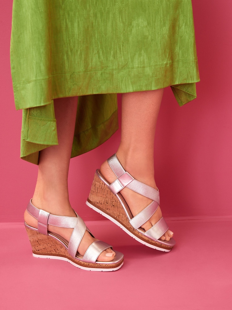 Metallic - Forever Comfort® Schuhe mit Keilabsatz und elastischem, überkreuztem Design - Bild 1 von 8 Metallic - Forever Comfort® Schuhe mit Keilabsatz und elastischem, überkreuztem Design - Bild 1 von 8