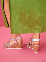 Metallic - Forever Comfort® Schuhe mit Keilabsatz und elastischem, überkreuztem Design - Bild 2 von 8