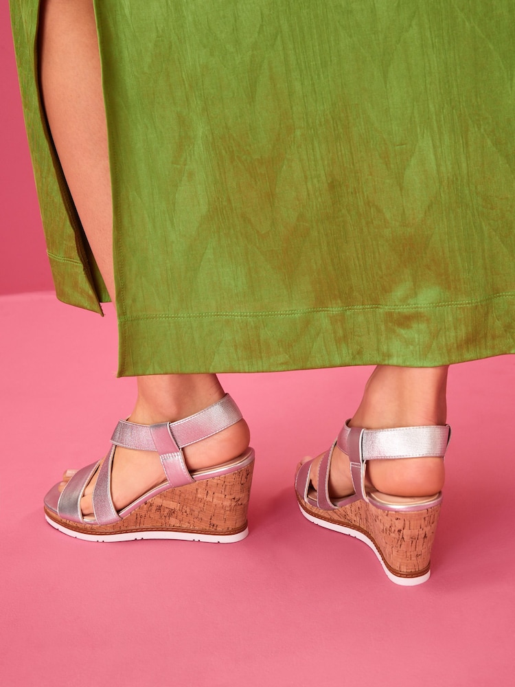 Metallic - Forever Comfort® Schuhe mit Keilabsatz und elastischem, überkreuztem Design - Bild 2 von 8