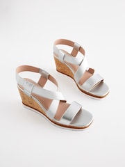 Metallic - Forever Comfort® Schuhe mit Keilabsatz und elastischem, überkreuztem Design - Bild 4 von 8