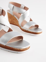 Metallic - Forever Comfort® Schuhe mit Keilabsatz und elastischem, überkreuztem Design - Bild 6 von 8