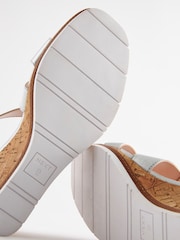 Metallic - Forever Comfort® Schuhe mit Keilabsatz und elastischem, überkreuztem Design - Bild 8 von 8