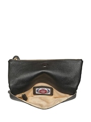 Schwarz schwarz - Osprey London Bexley Clutch aus genarbtem Leder - Bild 3 von 4