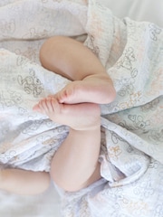 aden + anais White Anais™ Large Disney BaMinnie Mouse 100% Cotton Muslin Blankets 3 Pack - Image 3 of 6