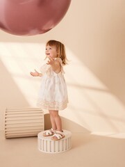 Weiss/Creme - Baumwollkleid mit Lochstickerei (3 Monate bis 8 Jahre) - Bild 4 von 9