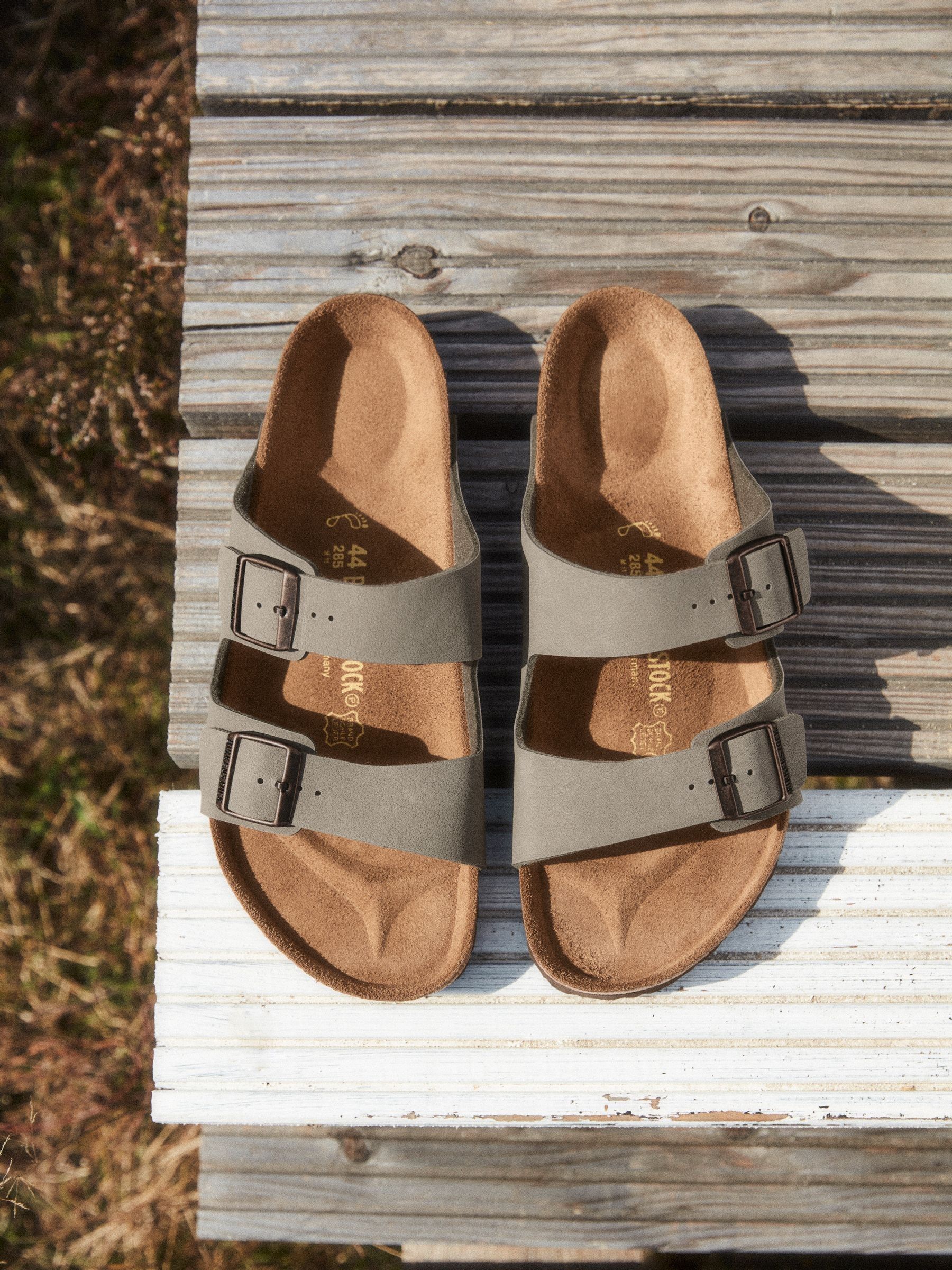Buy Кам'яний сірий - Босоніжки з нубуку Birkenstock Arizona Birko