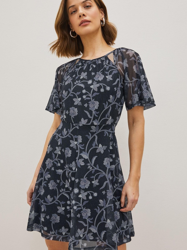 Blau mit floralem Muster - Minikleid mit Netzstoff und Flatterärmeln - Bild 1 von 4 Blau mit floralem Muster - Minikleid mit Netzstoff und Flatterärmeln - Bild 1 von 4