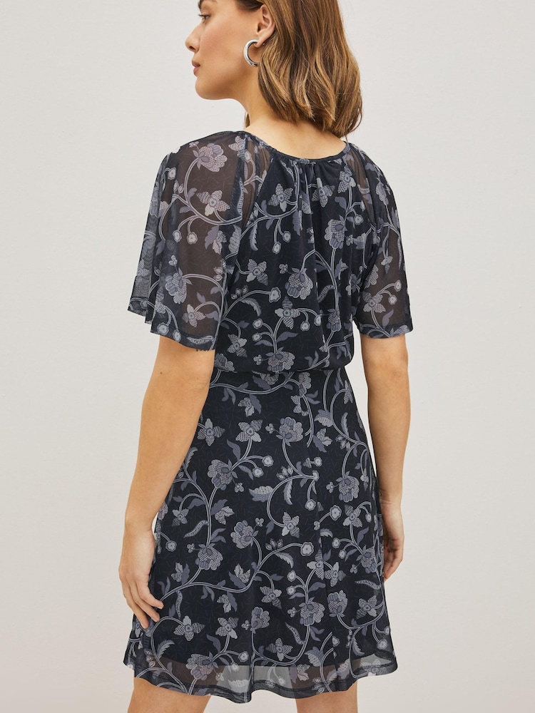 Blau mit floralem Muster - Minikleid mit Netzstoff und Flatterärmeln - Bild 2 von 4 Blau mit floralem Muster - Minikleid mit Netzstoff und Flatterärmeln - Bild 2 von 4
