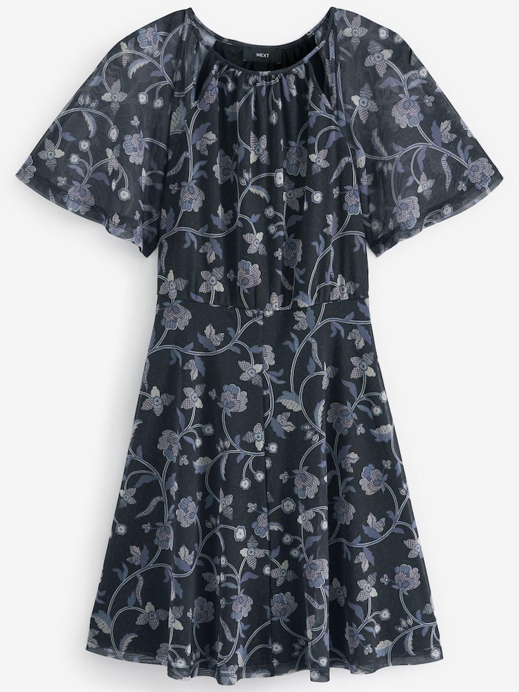 Blau mit floralem Muster - Minikleid mit Netzstoff und Flatterärmeln - Bild 4 von 4 Blau mit floralem Muster - Minikleid mit Netzstoff und Flatterärmeln - Bild 4 von 4