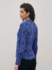 Blau mit Leopardenmuster - Langärmelige Bluse mit V-Ausschnitt und Corsagendetail - Bild 2 von 5
