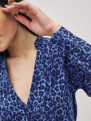 Blau mit Leopardenmuster - Langärmelige Bluse mit V-Ausschnitt und Corsagendetail - Bild 4 von 5