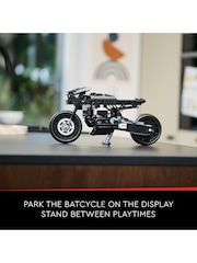 LEGO Technic THE BATMAN – BATCYCLE Motorbike Model Toy 42155 - Imagen 7 de 8
