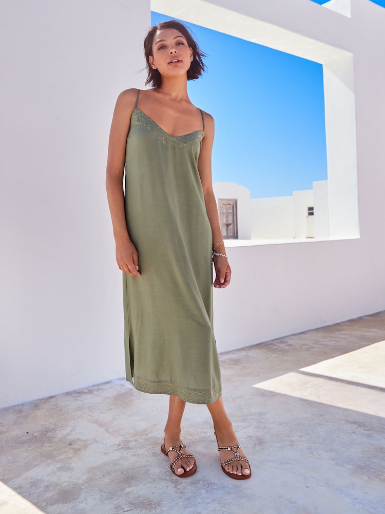 Bestickt/Khakigrün - Sommerliches Midi-Trägerkleid mit V-Ausschnitt und Ringerrücken - Bild 2 von 5 Bestickt/Khakigrün - Sommerliches Midi-Trägerkleid mit V-Ausschnitt und Ringerrücken - Bild 2 von 5