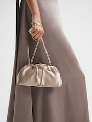 Bolso clutch de satén Adaline de Reiss - Imagen 3 de 8