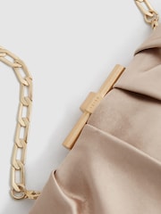 Bolso clutch de satén Adaline de Reiss - Imagen 6 de 8