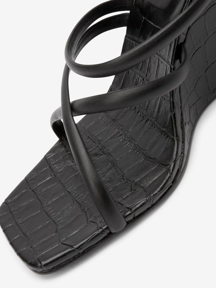 Schwarz - Signature Pumps mit eckiger Spitze und Keilabsatz - Bild 6 von 6 Schwarz - Signature Pumps mit eckiger Spitze und Keilabsatz - Bild 6 von 6