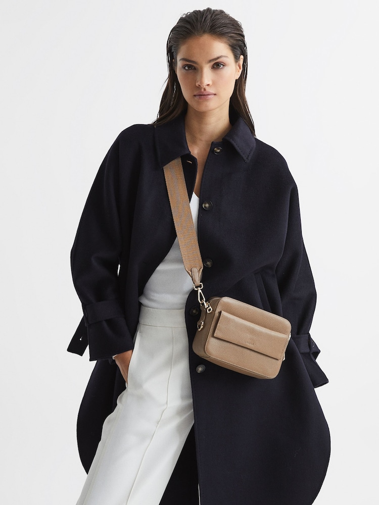 Bolso para cámara estilo bandolera de cuero Cleo de Reiss - Imagen 2 de 7