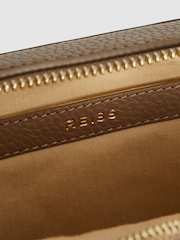 Bolso para cámara estilo bandolera de cuero Cleo de Reiss - Imagen 6 de 7