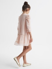 Vestido con detalle metalizado y hombro fruncido Rose de Reiss - Imagen 5 de 8