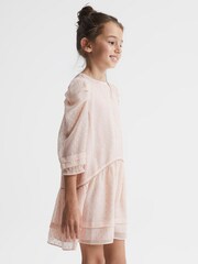 Vestido con detalle metalizado y hombro fruncido Rose de Reiss - Imagen 3 de 7