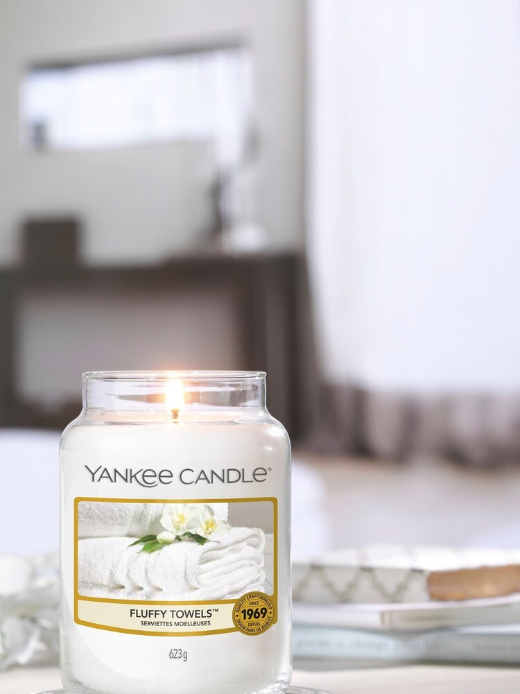 Yankee Candle White Large Jar Fluffy Towels Candle - Image 3 of 3