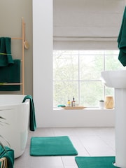 Catherine Lansfield Set of 2 Green Anti-Bacterial 100% Cotton Towels - Image 1 of 4