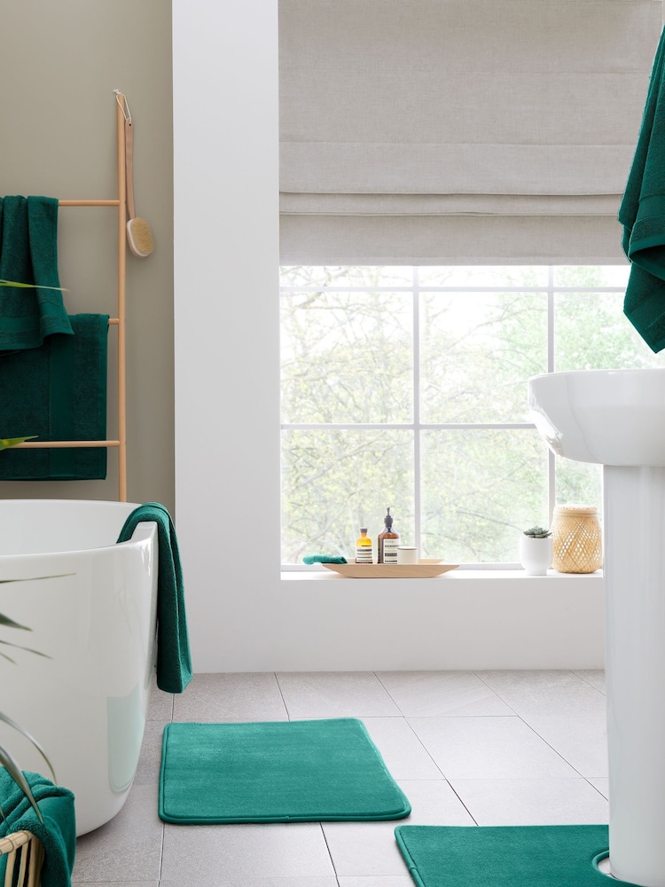 Catherine Lansfield Set of 2 Green Anti-Bacterial 100% Cotton Towels - Image 1 of 4
