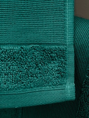 Catherine Lansfield Set of 2 Green Anti-Bacterial 100% Cotton Towels - Image 3 of 4