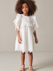 Creme - Gerüschtes Kleid aus Baumwolle mit Lochstickereien (3 bis 16 Jahre) - Bild 2 von 7