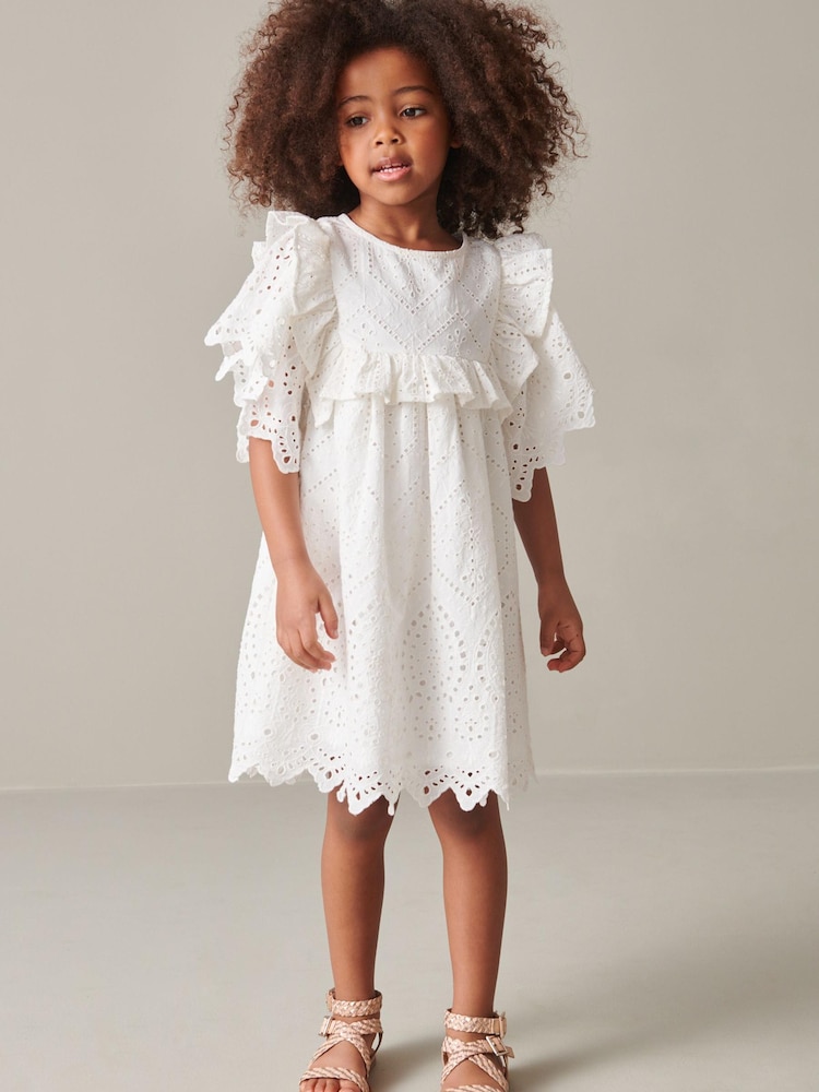 Creme - Gerüschtes Kleid aus Baumwolle mit Lochstickereien (3 bis 16 Jahre) - Bild 2 von 7