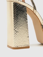 Золотистый Сандалии с эффектом змеиной кожи Schuh Золотистый Skylar - Image 4 of 4