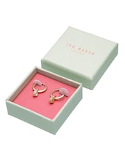 גוון זהוב - Ted Baker עגילי חבק בשיבוץ קריסטל, דגם Sinalaa - תמונה 6 מתוך 9