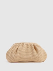Clutch de rafia fruncido Delilah de Reiss - Imagen 1 de 7