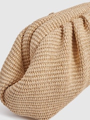 Clutch de rafia fruncido Delilah de Reiss - Imagen 6 de 7