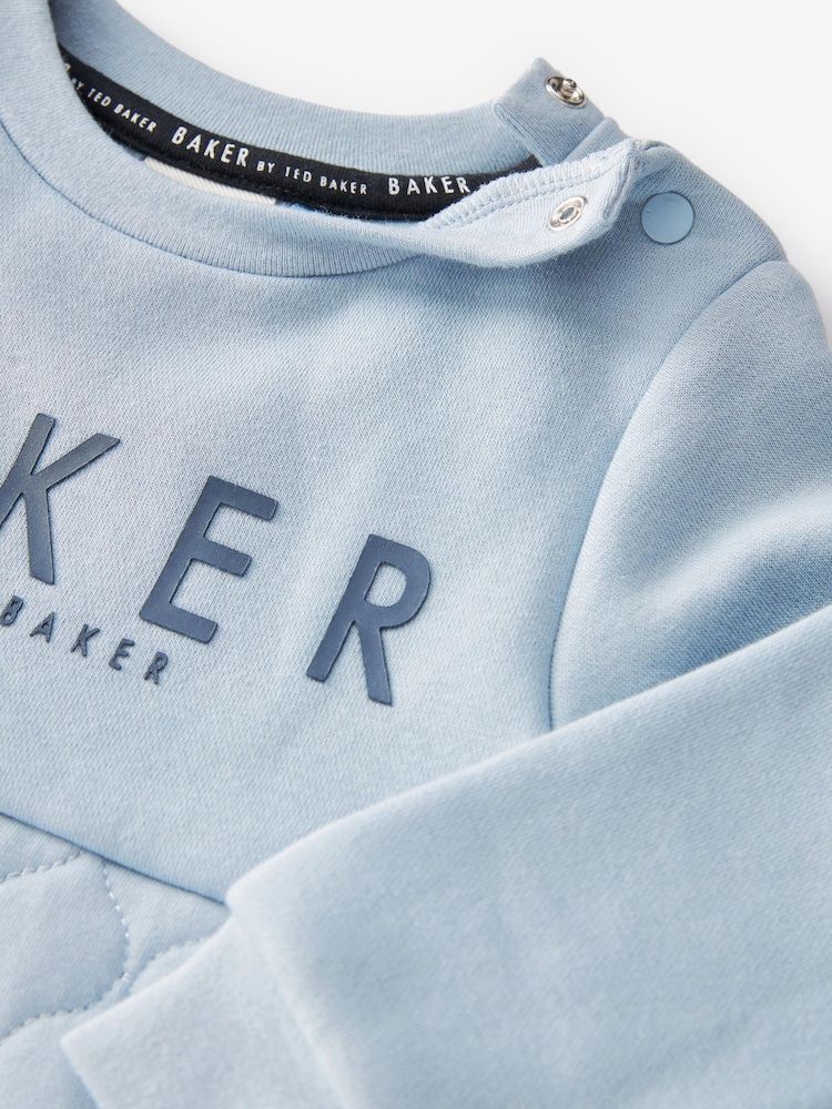 komplet prešitega puloverja in hlač za prosti čas Baker by Ted Baker (0-6 let) - Slika 14 iz 14 komplet prešitega puloverja in hlač za prosti čas Baker by Ted Baker (0-6 let) - Slika 14 iz 14