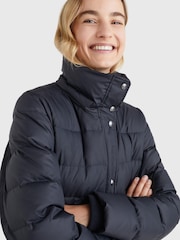 Tommy Hilfiger Gesteppter Daunenmantel mit Kapuze und Fellimitat, Blau - Bild 3 von 7