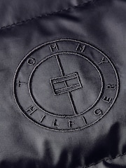 Tommy Hilfiger Gesteppter Daunenmantel mit Kapuze und Fellimitat, Blau - Bild 7 von 7