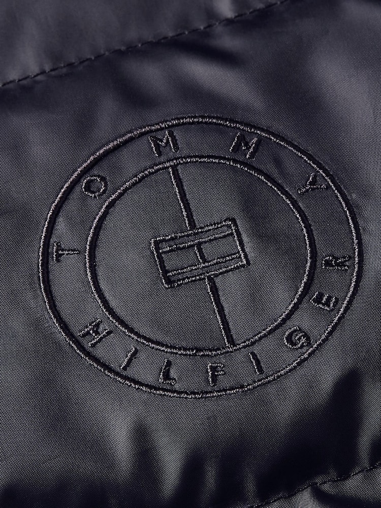 Tommy Hilfiger Gesteppter Daunenmantel mit Kapuze und Fellimitat, Blau - Bild 7 von 7