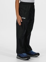 Negro - Sobrepantalón con diseño plegable e impermeable para niños de Regatta - Imagen 1 de 9