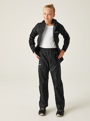 Negro - Sobrepantalón con diseño plegable e impermeable para niños de Regatta - Imagen 4 de 9