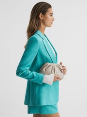 Off White - Clutch de cuero de nappa Elsa de Reiss - Imagen 2 de 5