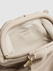 Off White - Clutch de cuero de nappa Elsa de Reiss - Imagen 3 de 5